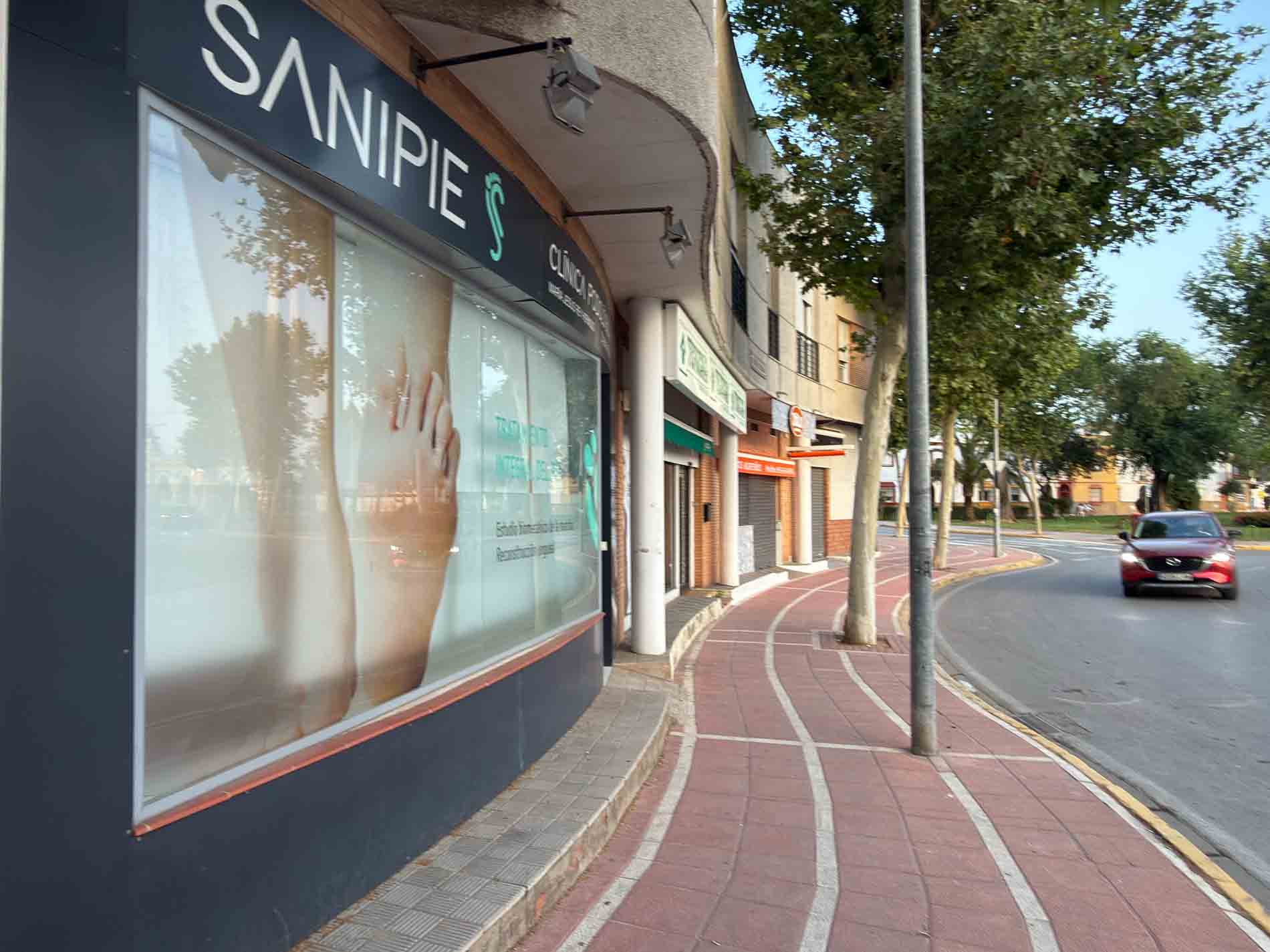Vista de SANIPIÉ desde el lado derecho de la Avenida de España